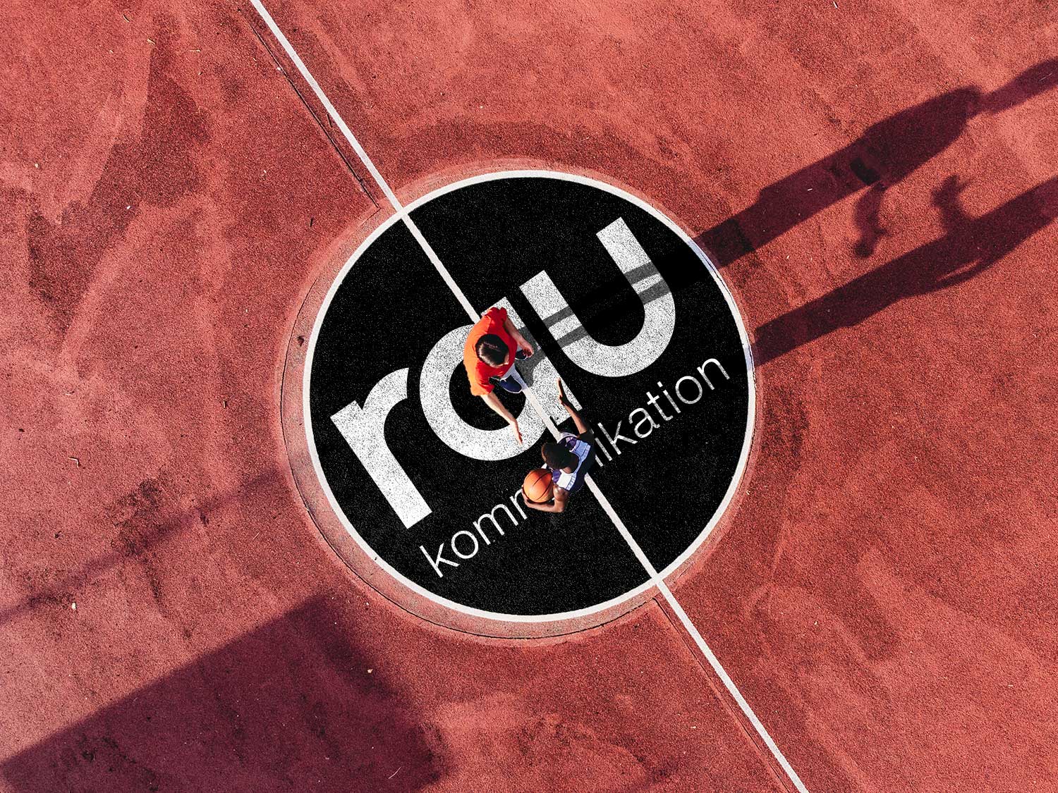 Rau Kommunikation Logo auf Basketballplatz